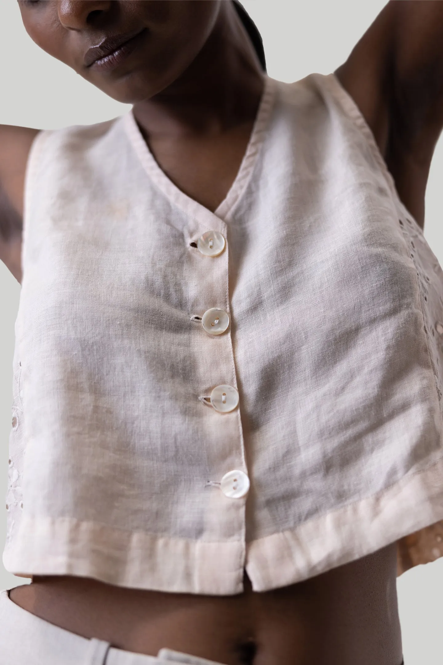 Cropped Vest Shirt in Pink Embroidery