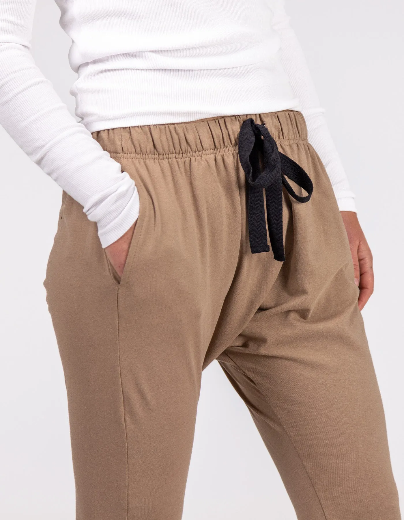 Kiera Cotton Jogger Pant in Mocha